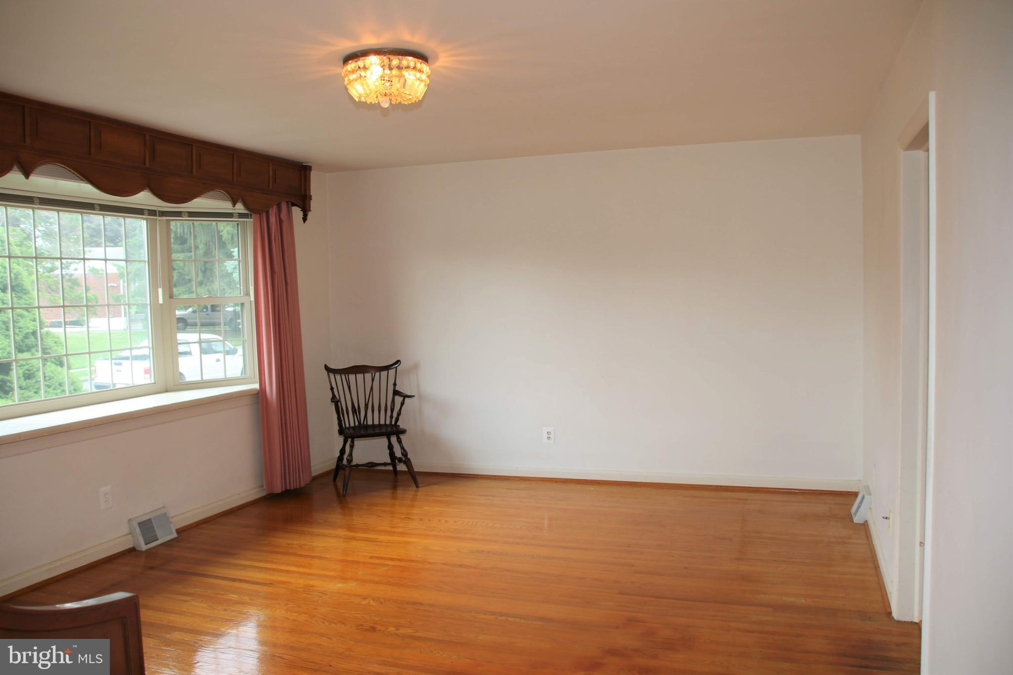 403 Pinecrest Road Norristown, PA 19403 - Photo 7 of 40 Living Room