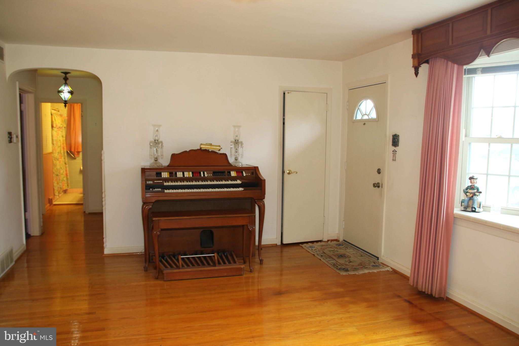 403 Pinecrest Road Norristown, PA 19403 - Photo 8 of 40 Living Room