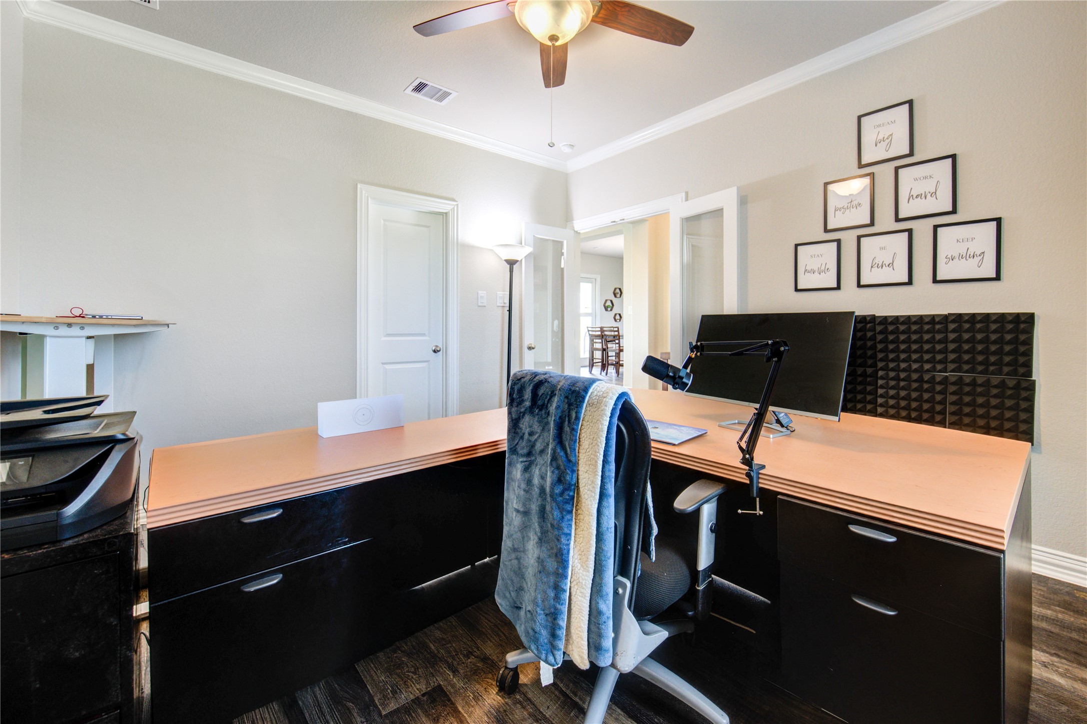 203 Lily Lane Rosharon, TX 77583 - Photo 19 of 50 a room with a chair and cabinets