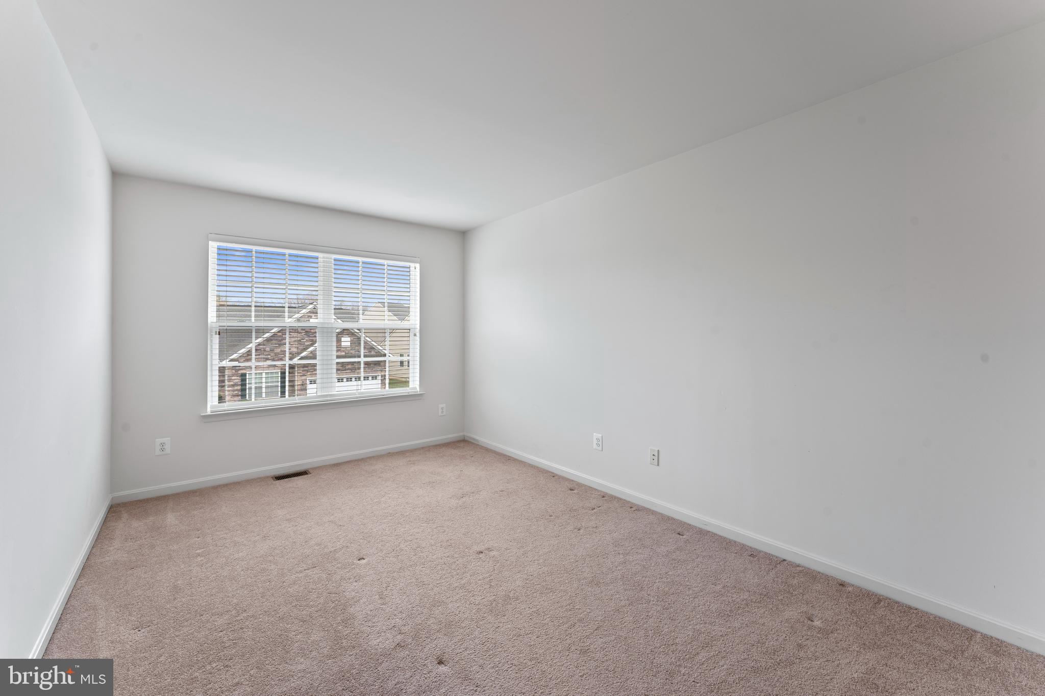 361 Pierce Run Newark, DE 19702 - Photo 22 of 32 an empty room with windows