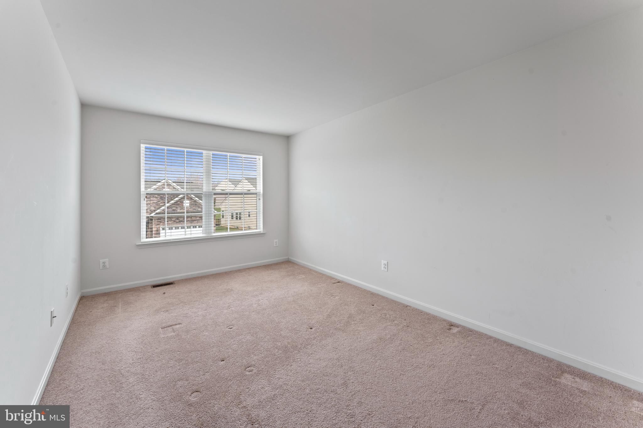 361 Pierce Run Newark, DE 19702 - Photo 23 of 32 an empty room with windows