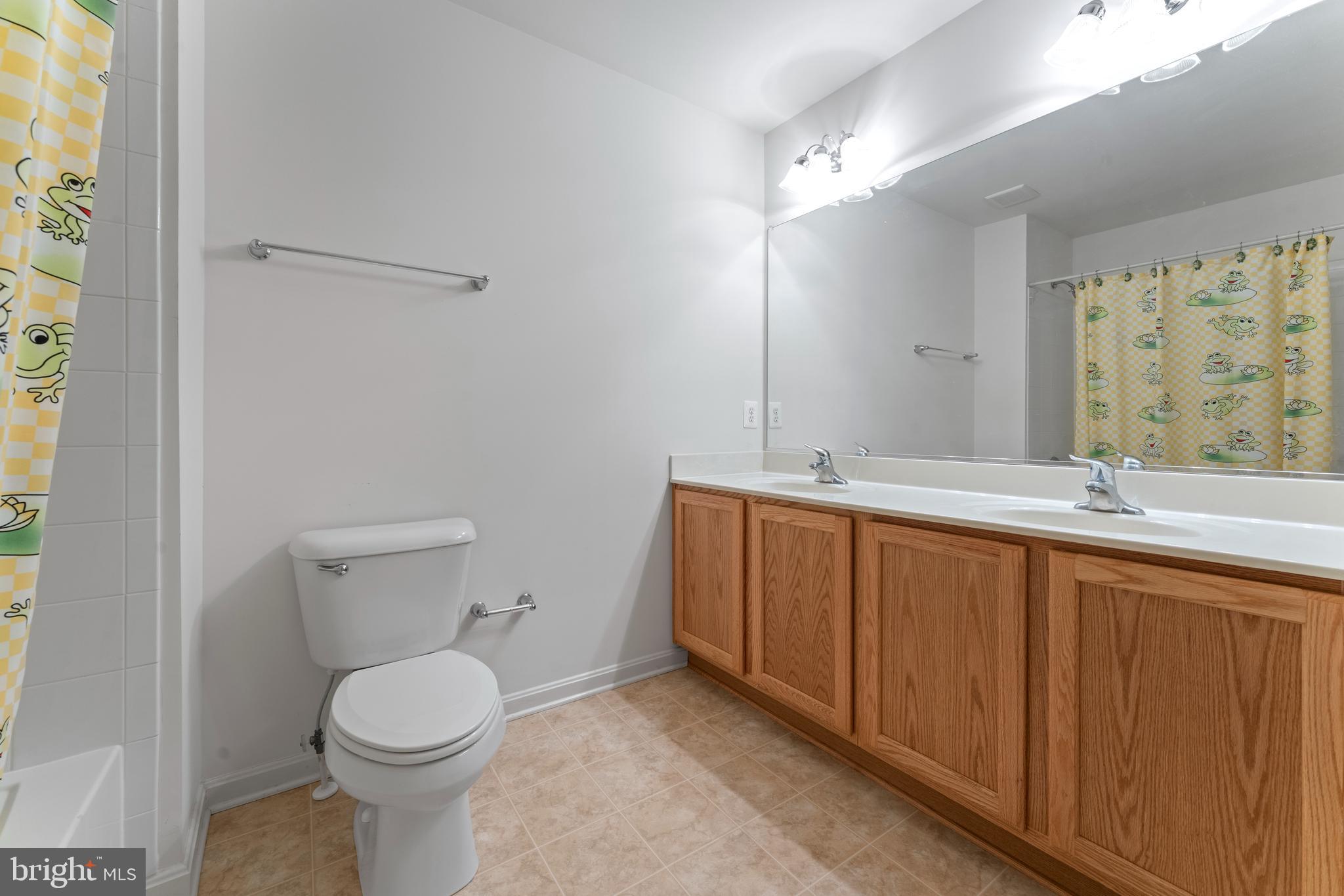 361 Pierce Run Newark, DE 19702 - Photo 24 of 32 a bathroom with a toilet a sink and mirror
