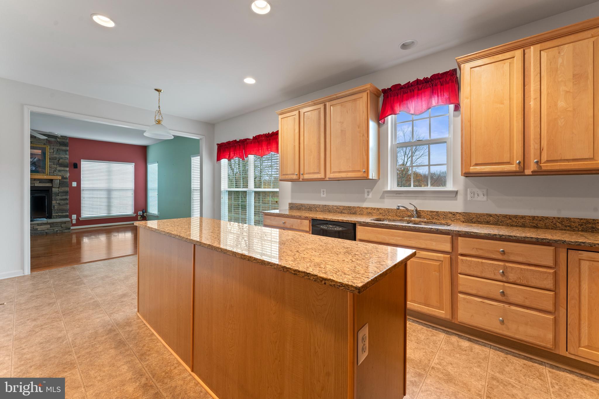 361 Pierce Run Newark, DE 19702 - Photo 5 of 32 a kitchen with granite countertop a oven and a microwave