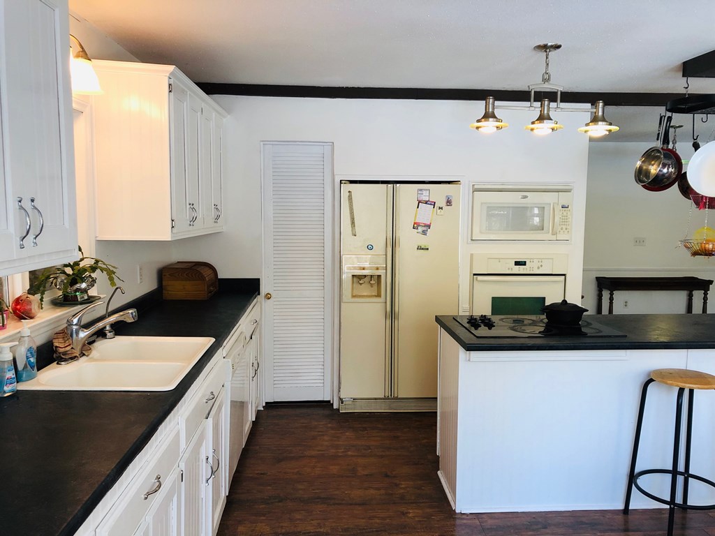 404 Farmdale Road Hodges, SC 29653 - Photo 8 of 38