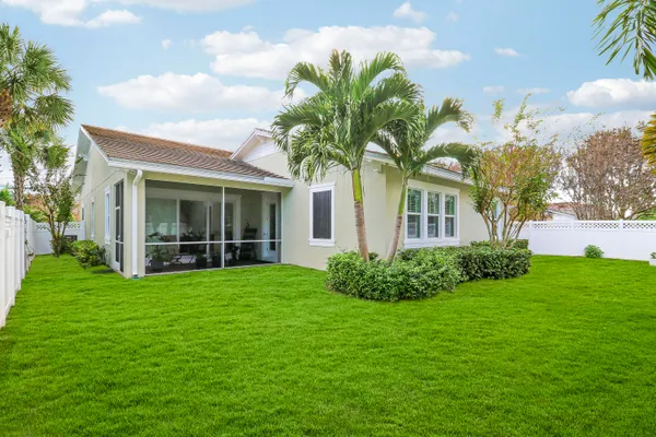 a view of a house with backyard and garden
