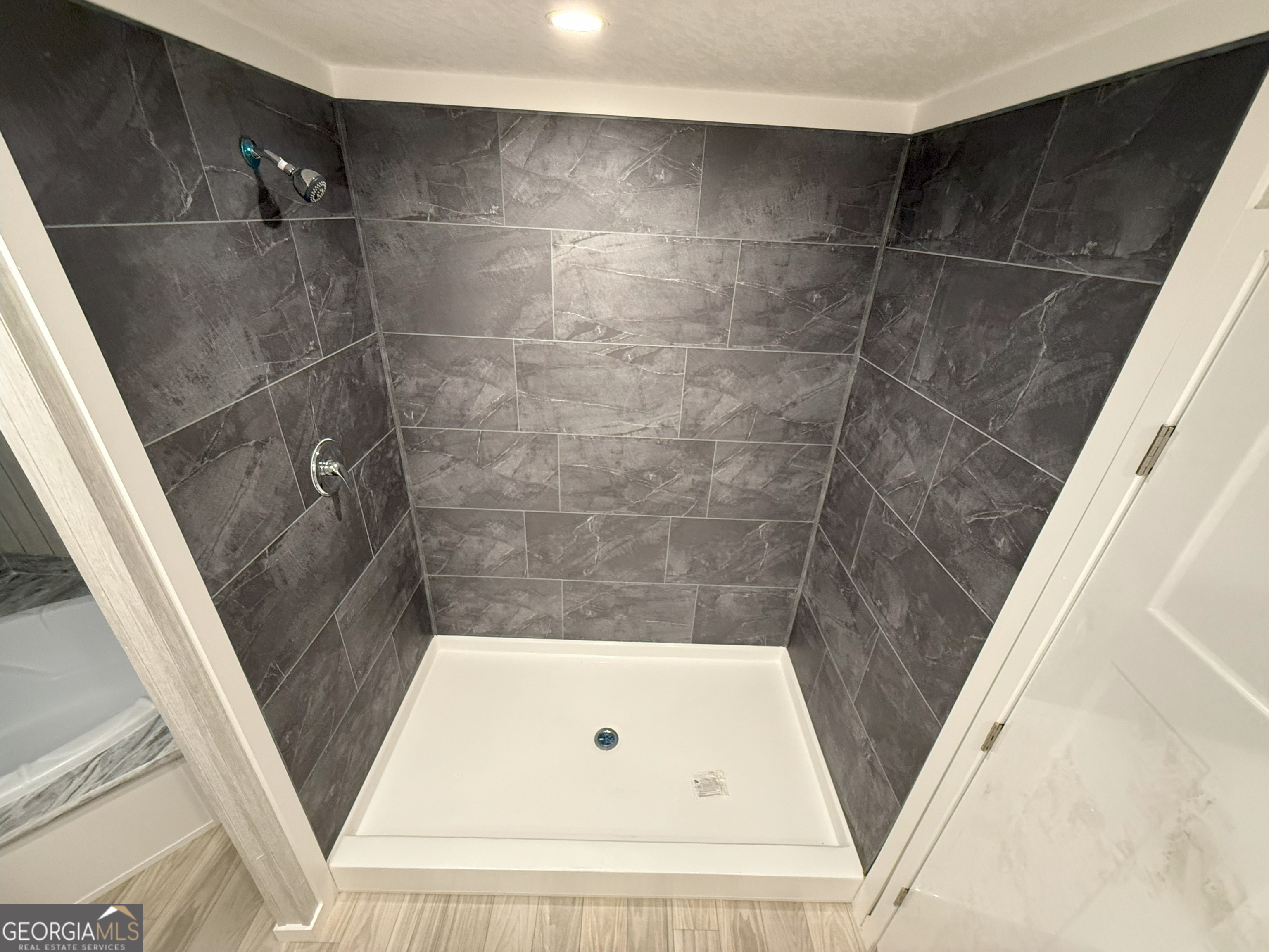 2126 Amberly Road Elberton, GA 30635 - Photo 33 of 68 a bathroom with a bathtub