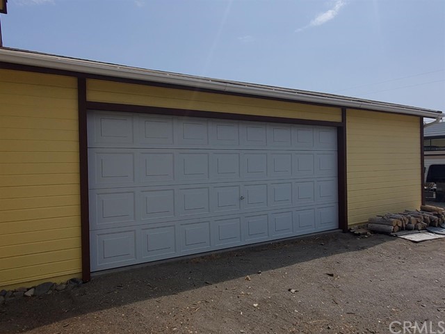 12285 Golden View Road Pinon Hills, CA 92372 - Photo 4 of 33 a backyard of a house