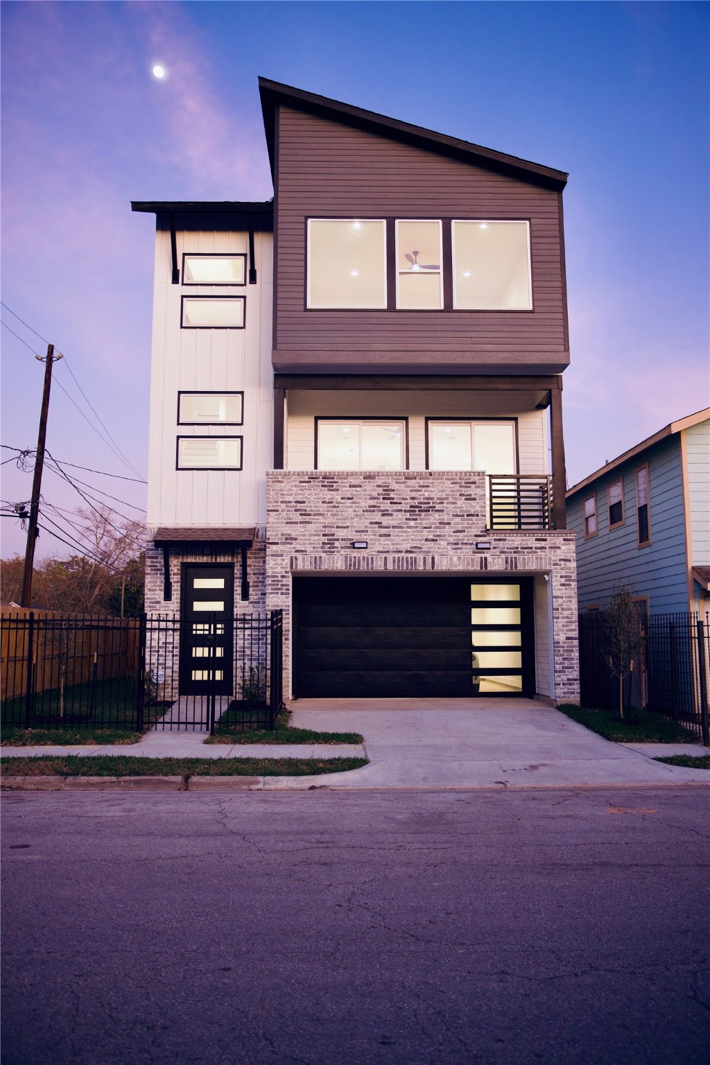 4702 Coke Street Houston, TX 77020 - Photo 28 of 35 a view of livingroom with furniture and fireplace