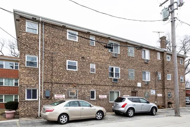 $1,700 | 2440 River Road, Unit 3E, River Grove, IL 60171