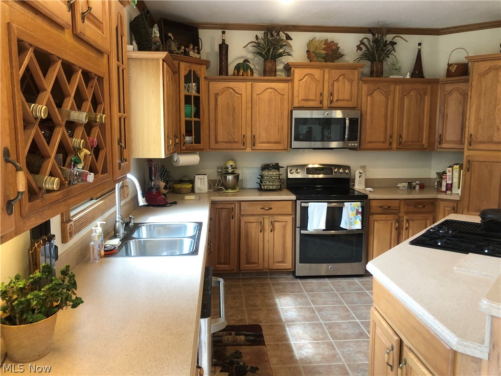 213 South Ridge Road West Conneaut, OH 44030 - Photo 16 of 34 Kitchen with wine rack and all appliances stay