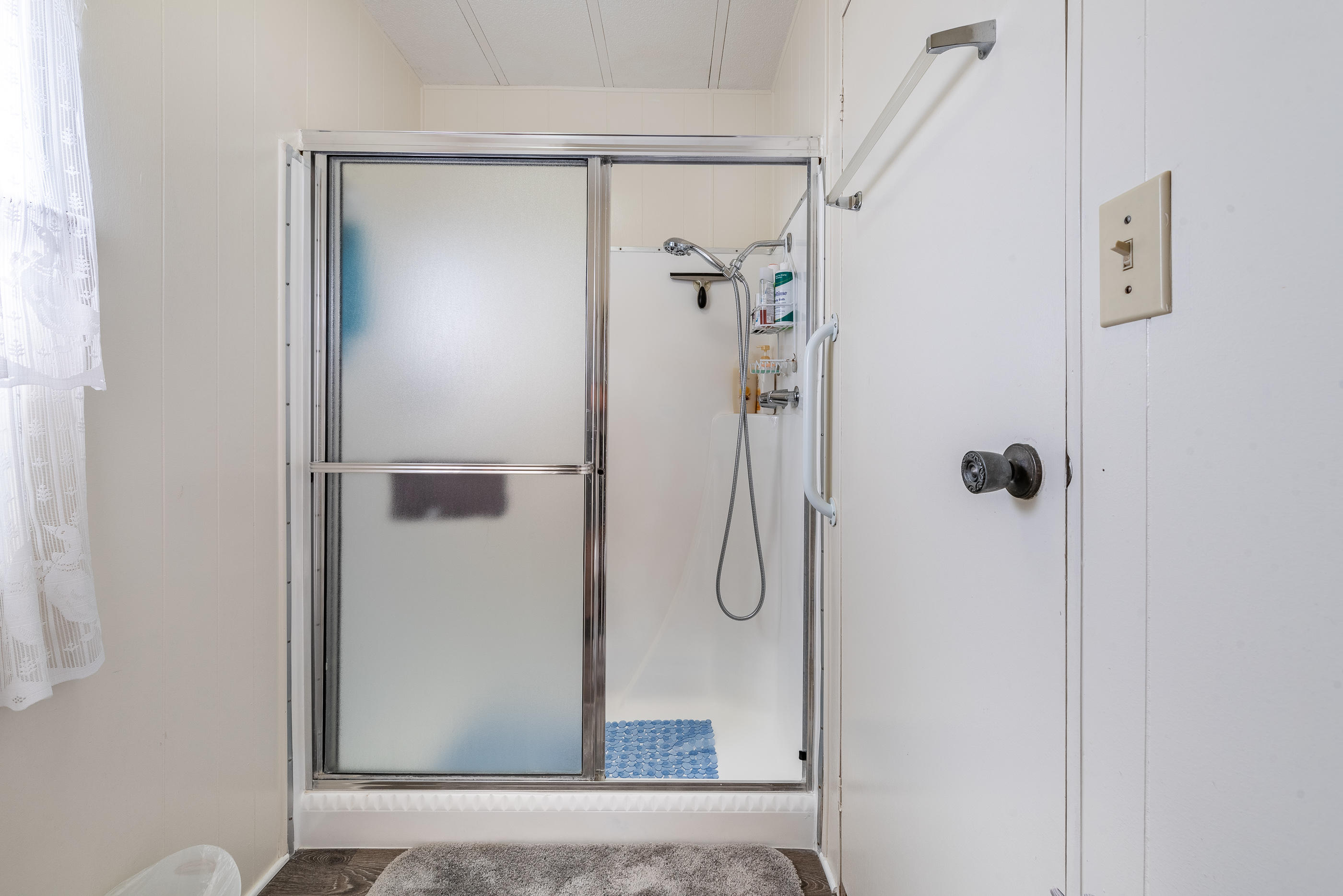 3950 Via Real, Unit 129 Carpinteria, CA 93013 - Photo 18 of 35 a bathroom with a shower