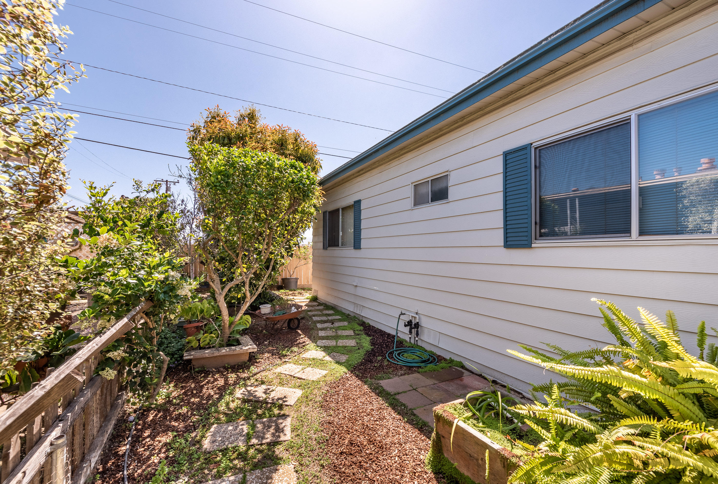 3950 Via Real, Unit 129 Carpinteria, CA 93013 - Photo 23 of 35 a backyard of a house with lots of green space