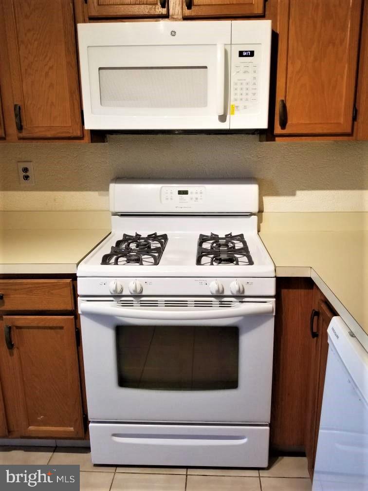 88 Pebble Road East Windsor, NJ 08520 - Photo 7 of 20 Gas cooking and a built-in microwave