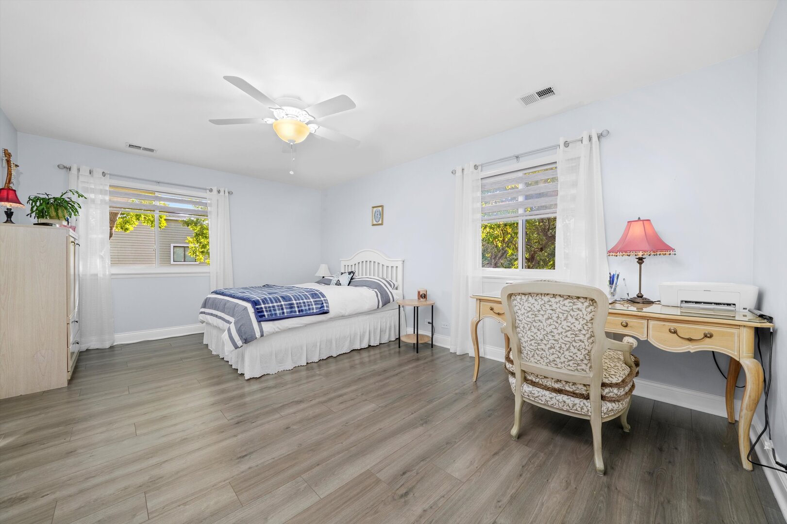 136 Wolcott Court, Unit O2 Schaumburg, IL 60193 - Photo 13 of 31 a living room with furniture and a wooden floor