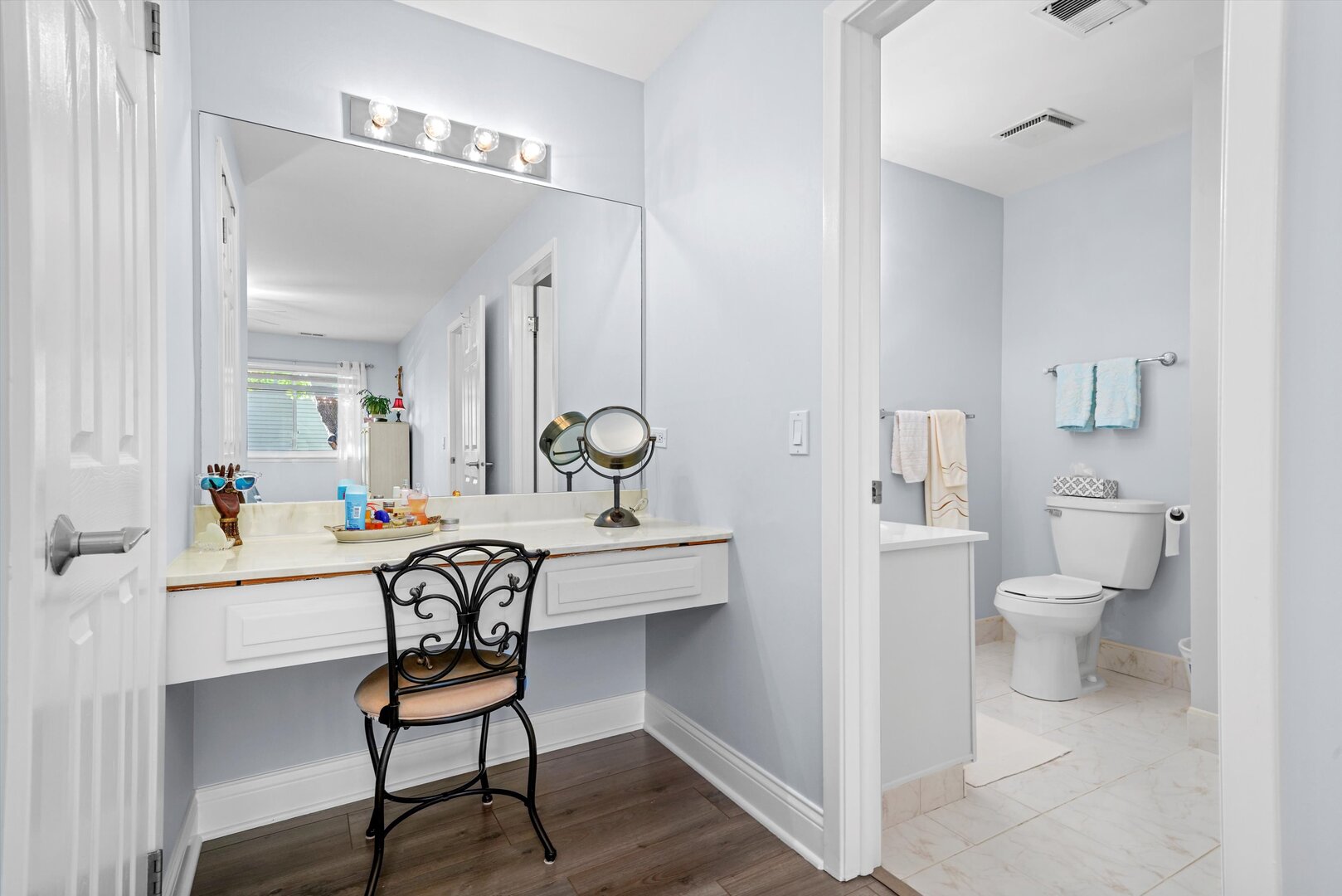 136 Wolcott Court, Unit O2 Schaumburg, IL 60193 - Photo 14 of 31 a view of a bathroom from the hallway