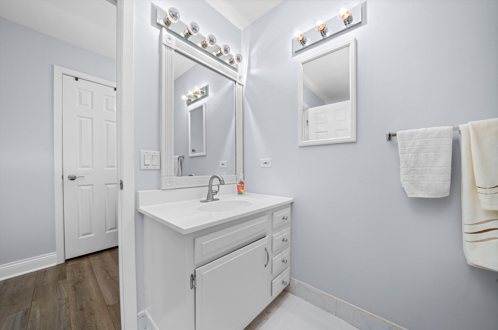 136 Wolcott Court, Unit O2 Schaumburg, IL 60193 - Photo 15 of 31 a bathroom with a sink and a mirror