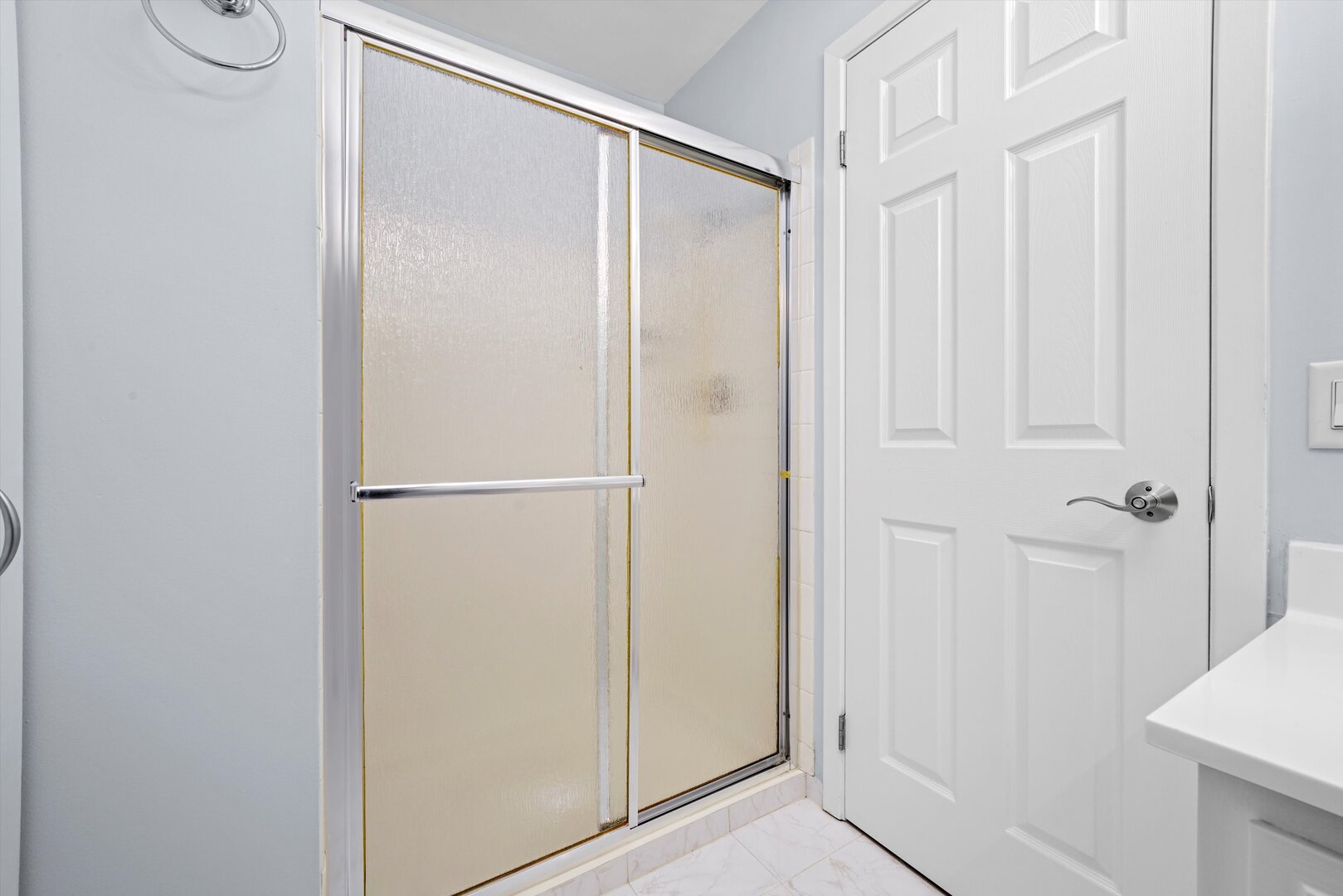 136 Wolcott Court, Unit O2 Schaumburg, IL 60193 - Photo 16 of 31 a bathroom with a glass shower door