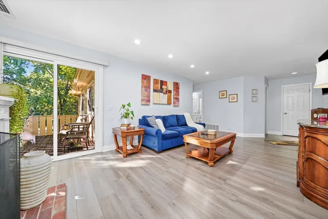 $299,900 | 136 Wolcott Court, Unit O2, Schaumburg, IL 60193