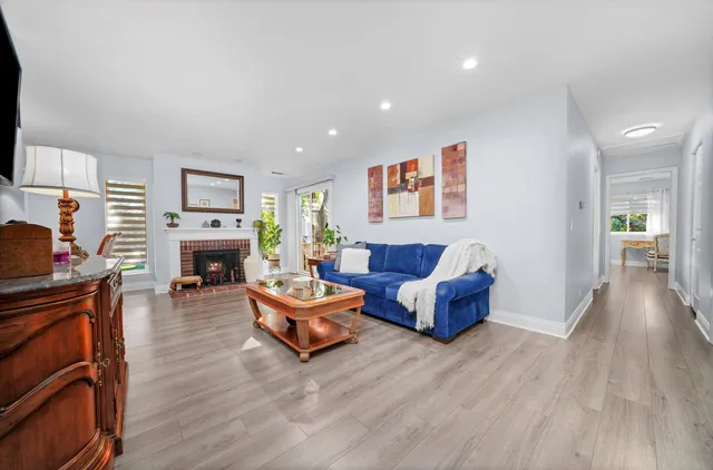 $299,900 | 136 Wolcott Court, Unit O2, Schaumburg, IL 60193