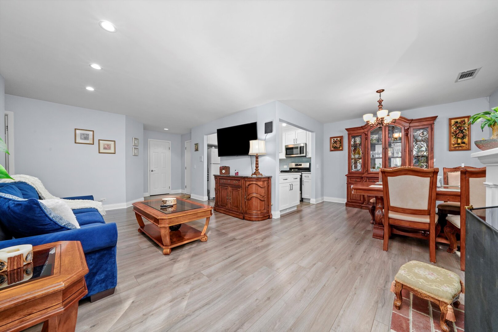 136 Wolcott Court, Unit O2 Schaumburg, IL 60193 - Photo 9 of 31 a living room with furniture and a wooden floor