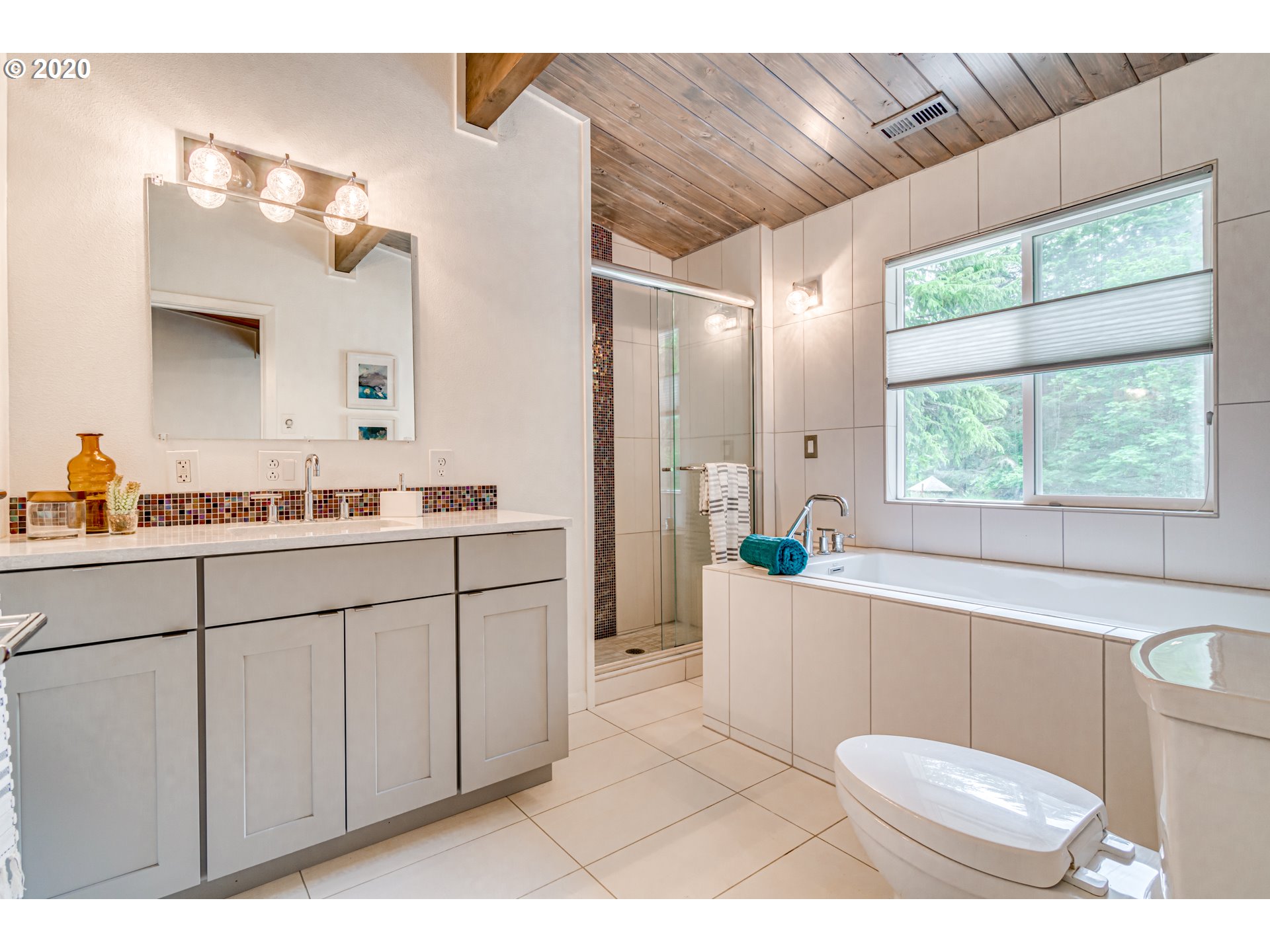 19971 South Ferguson Road Oregon City, OR 97045 - Photo 20 of 32 a bathroom with a sink a toilet and bathtub