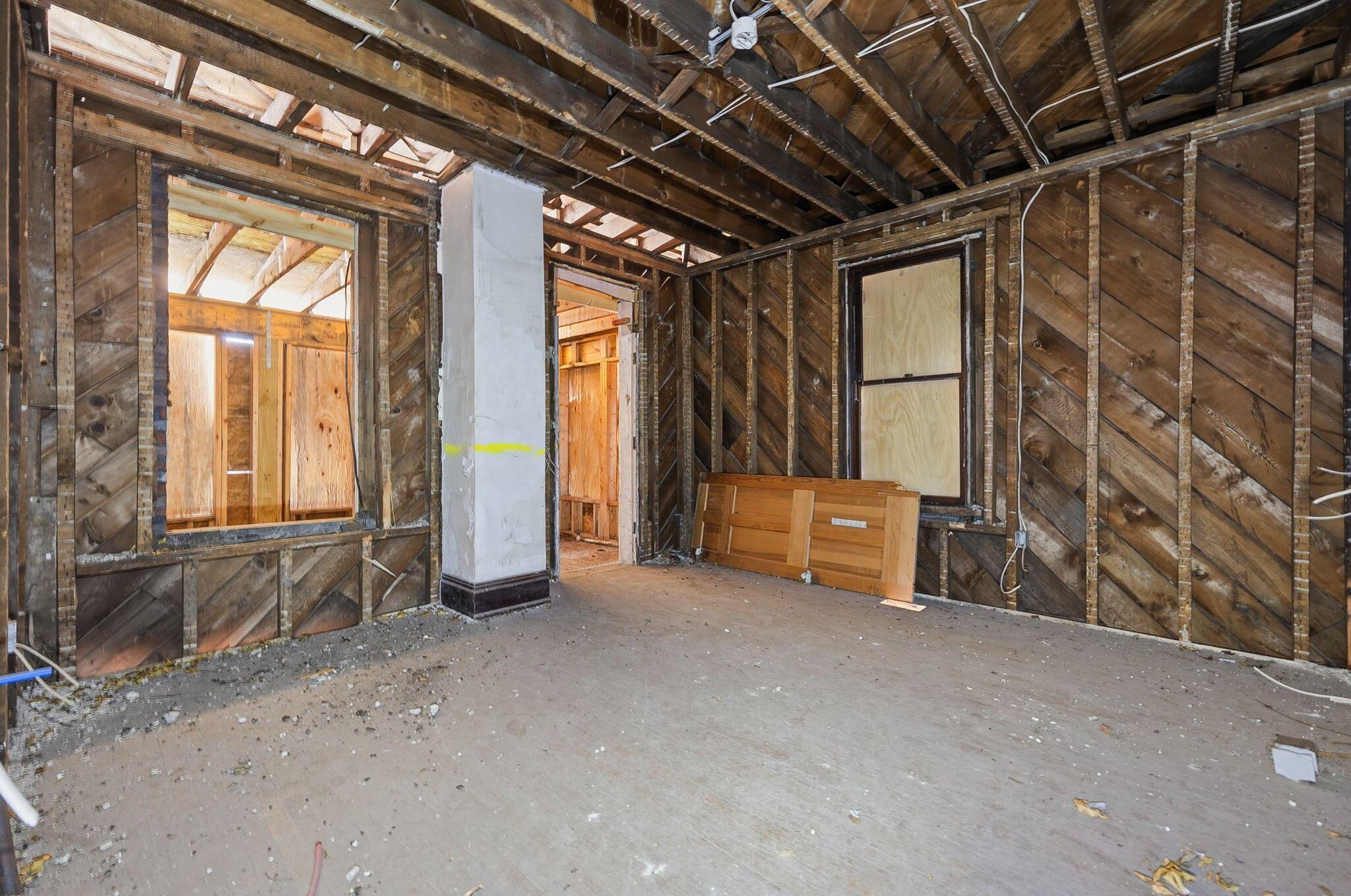 1703 Bryden Road Columbus, OH 43205 - Photo 28 of 63 looking into back balcony