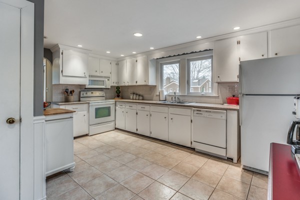 168 Parker Road Wakefield, MA 01880 - Photo 9 of 27 Gallery Image 9