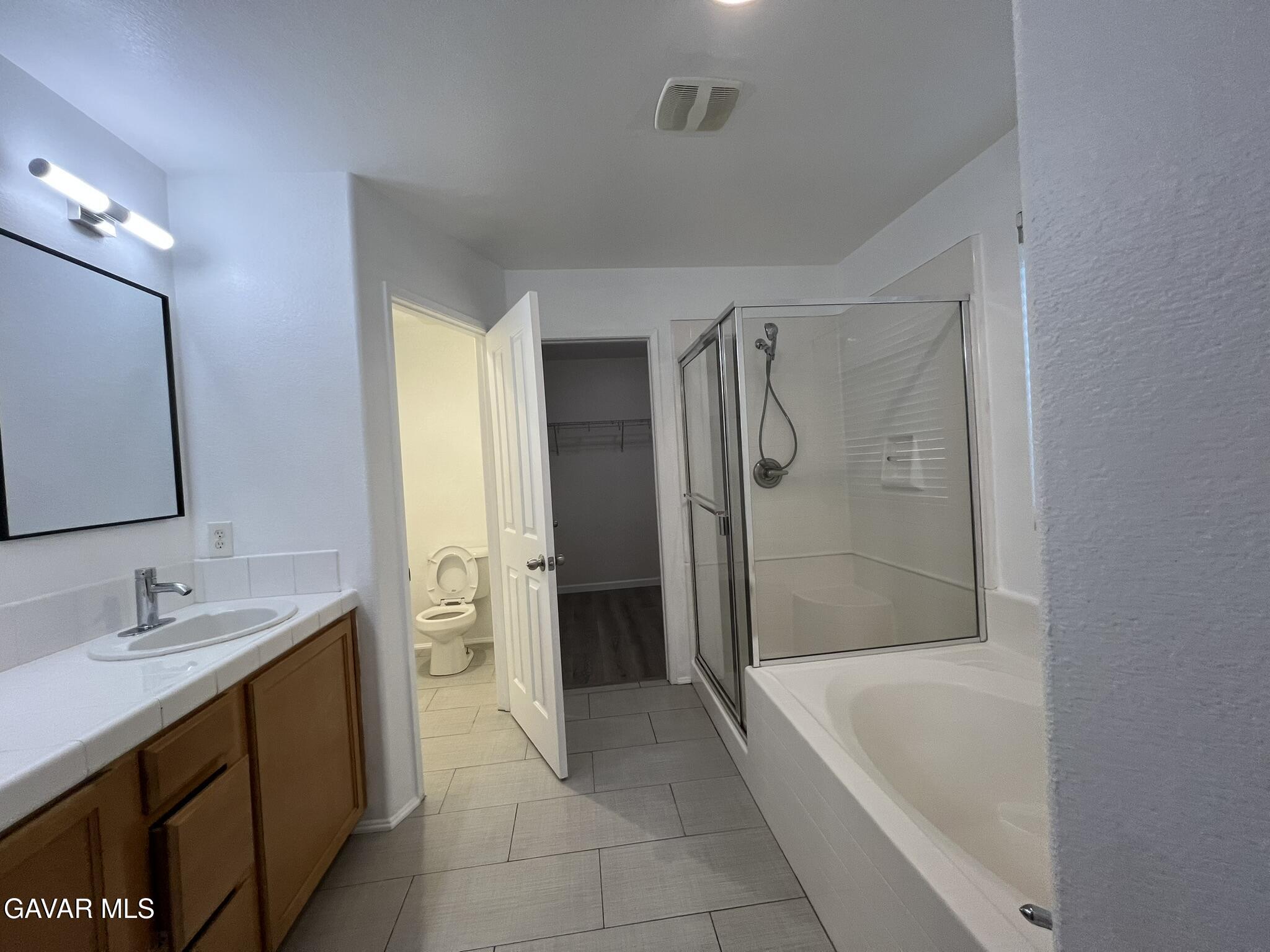2649 Torres Court Palmdale, CA 93550 - Photo 20 of 33 a spacious bathroom with a bathtub sink and mirror