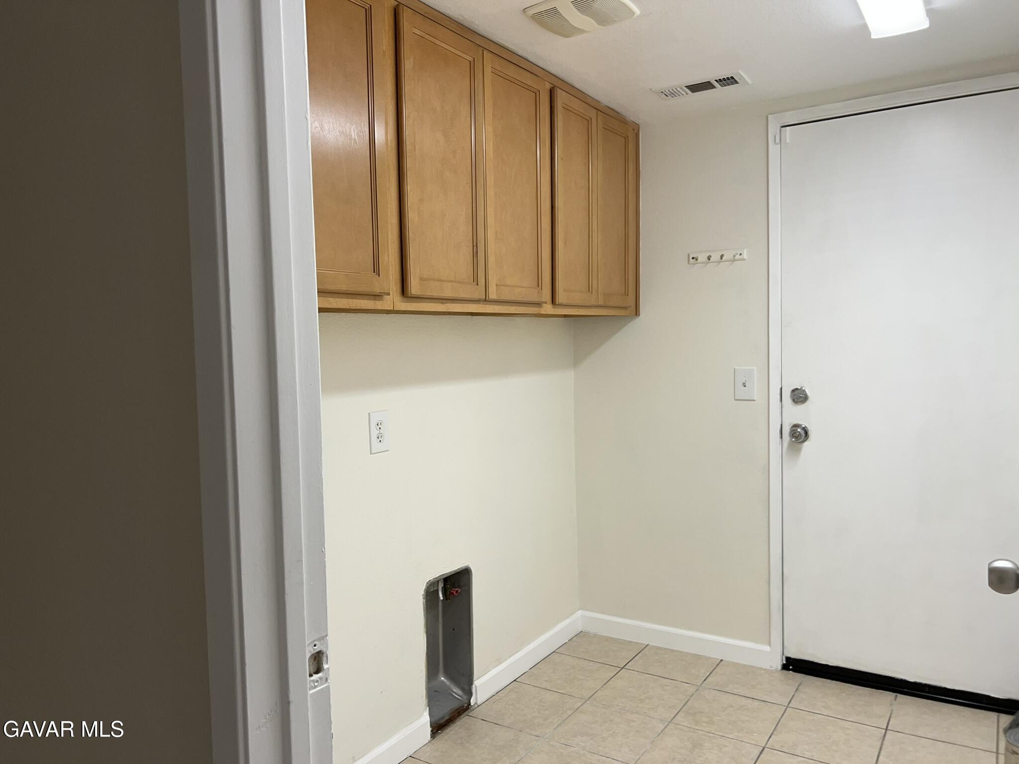 2649 Torres Court Palmdale, CA 93550 - Photo 10 of 33 a view of walk in closet