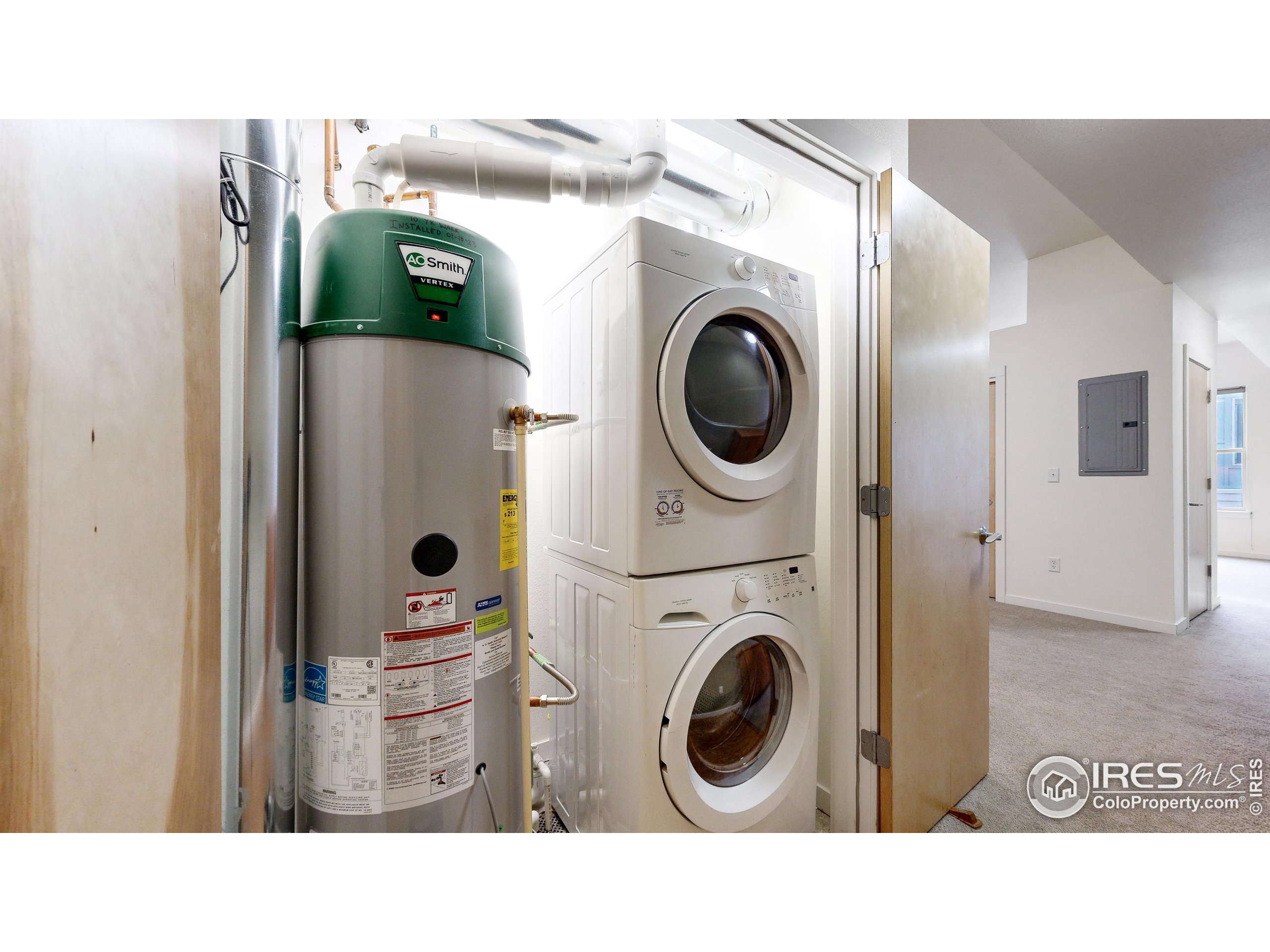 204 Maple Street, Unit 403 Fort Collins, CO 80521 - Photo 21 of 31 a open living room with washer and dryer