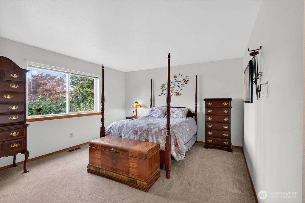 2105 Sutton Place Wenatchee, WA 98801 - Photo 19 of 39 a spacious bedroom with a bed and large window