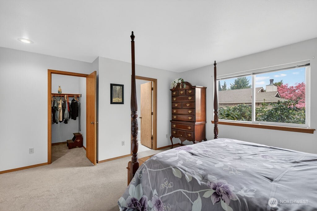 2105 Sutton Place Wenatchee, WA 98801 - Photo 20 of 39 a bedroom with a large bed and a large window