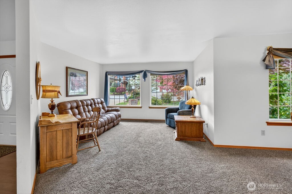 2105 Sutton Place Wenatchee, WA 98801 - Photo 23 of 39 a living room with furniture and a window