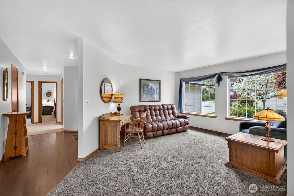 2105 Sutton Place Wenatchee, WA 98801 - Photo 24 of 39 a living room with furniture and a window