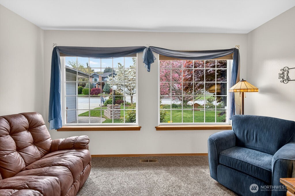 2105 Sutton Place Wenatchee, WA 98801 - Photo 25 of 39 a living room with furniture and a window