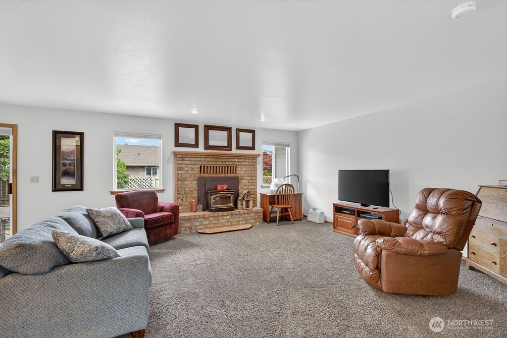 2105 Sutton Place Wenatchee, WA 98801 - Photo 30 of 39 a living room with furniture and a fireplace