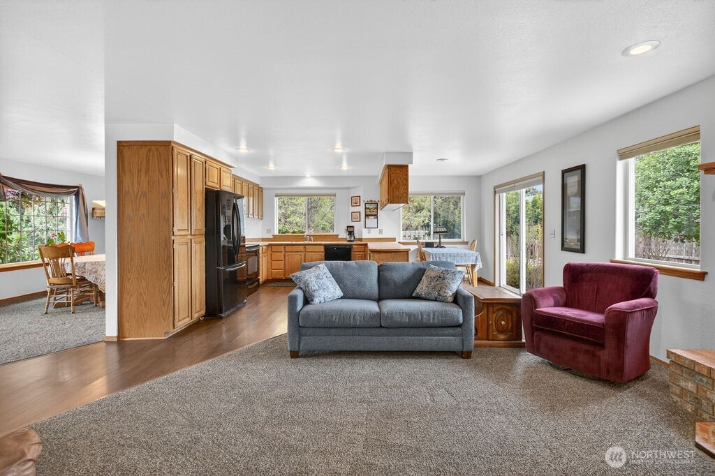 2105 Sutton Place Wenatchee, WA 98801 - Photo 32 of 39 a living room with furniture and a large window