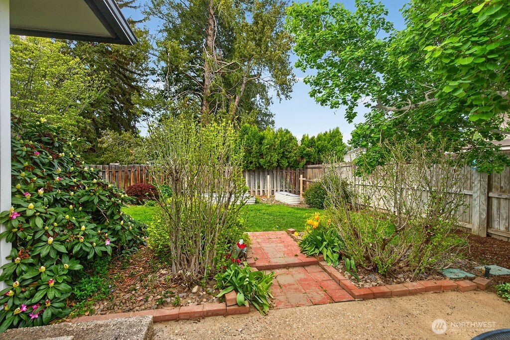 2105 Sutton Place Wenatchee, WA 98801 - Photo 33 of 39 a view of a garden with a bench in the garden