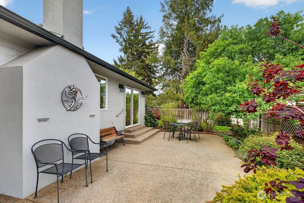 2105 Sutton Place Wenatchee, WA 98801 - Photo 39 of 39 a backyard of a house with table and chairs