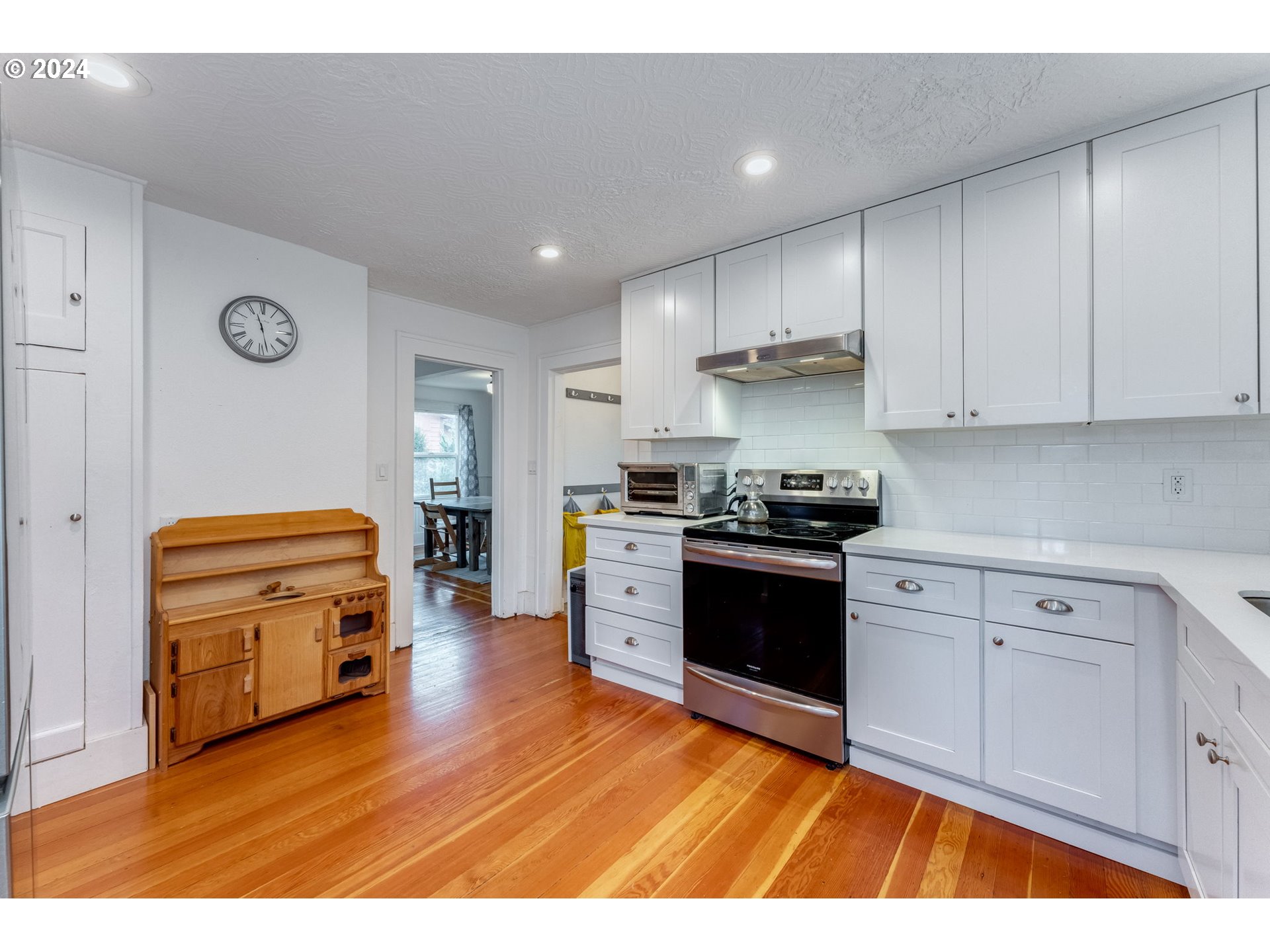 5233 Southeast Rural Street Portland, OR 97206 - Photo 4 of 33 Gallery Image 4