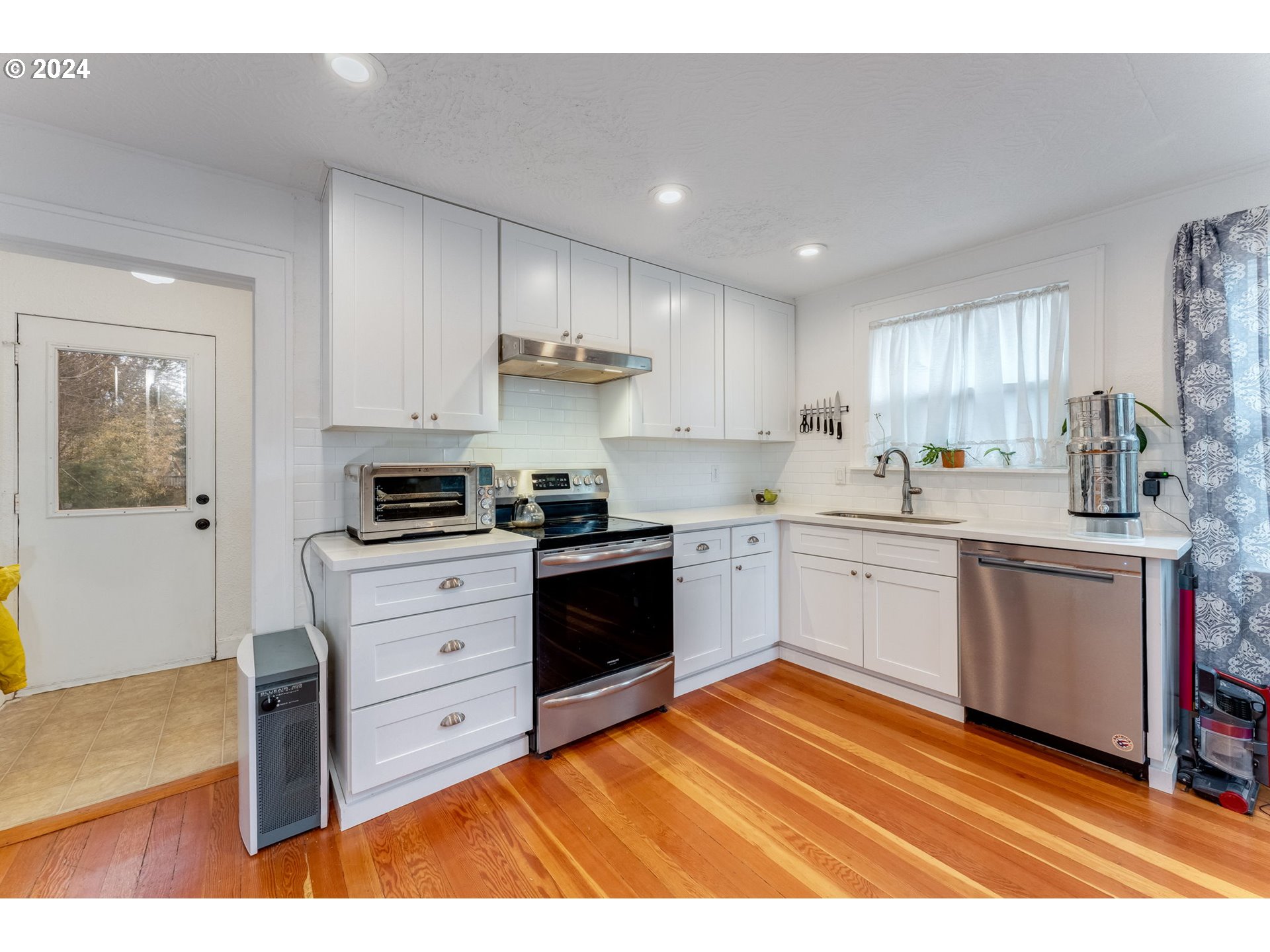 5233 Southeast Rural Street Portland, OR 97206 - Photo 7 of 33 Gallery Image 7