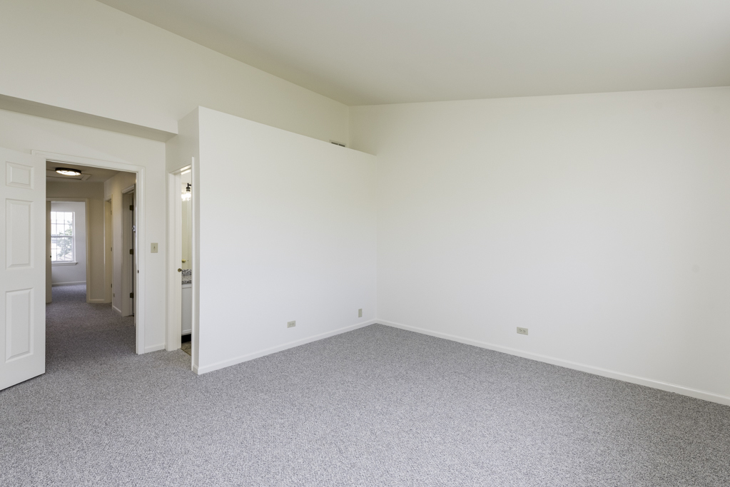 17775 Braewick Road Gurnee, IL 60031 - Photo 12 of 25 an empty room with closet