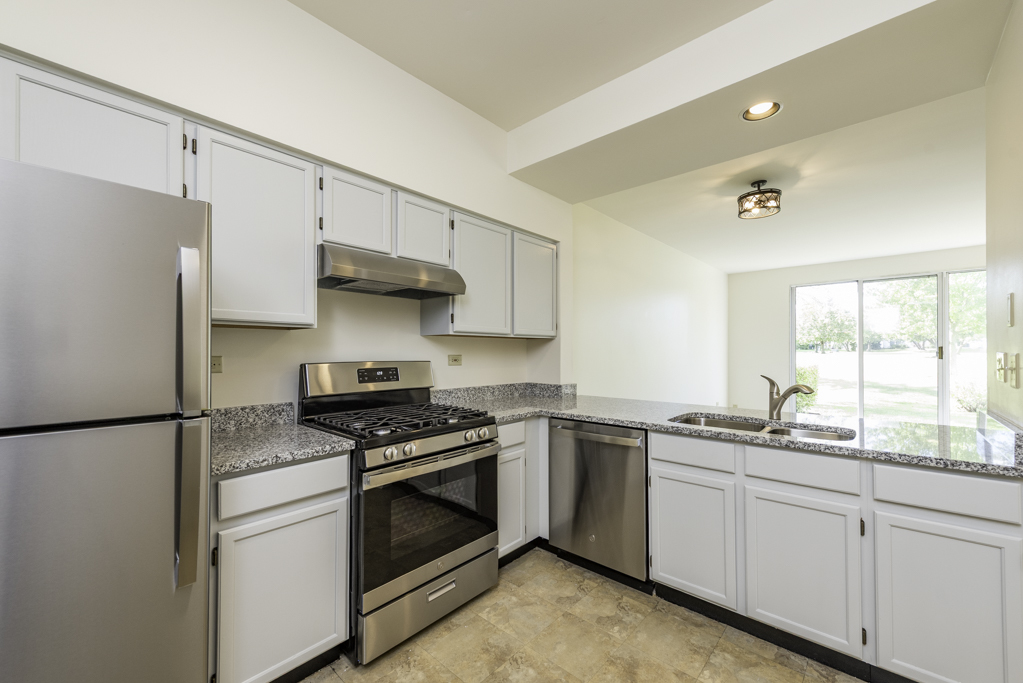 17775 Braewick Road Gurnee, IL 60031 - Photo 20 of 25 a kitchen with a stove a sink and a refrigerator