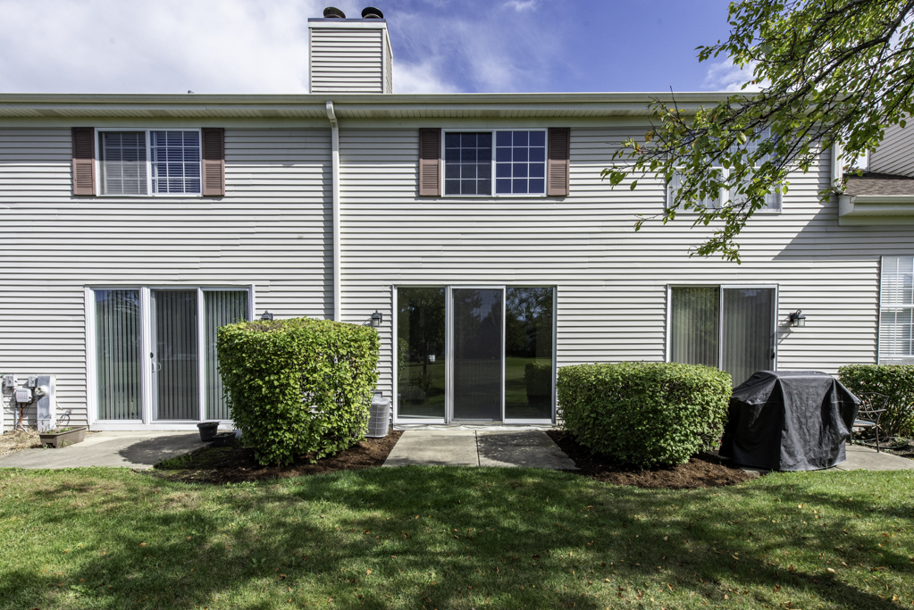 17775 Braewick Road Gurnee, IL 60031 - Photo 5 of 25 a view of a house with a yard and plants