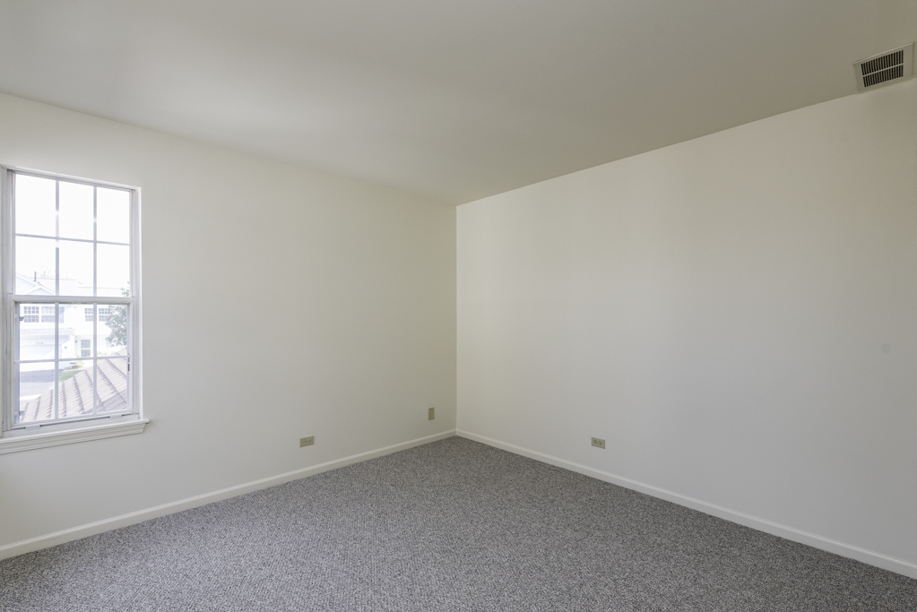 17775 Braewick Road Gurnee, IL 60031 - Photo 9 of 25 an empty room with a window