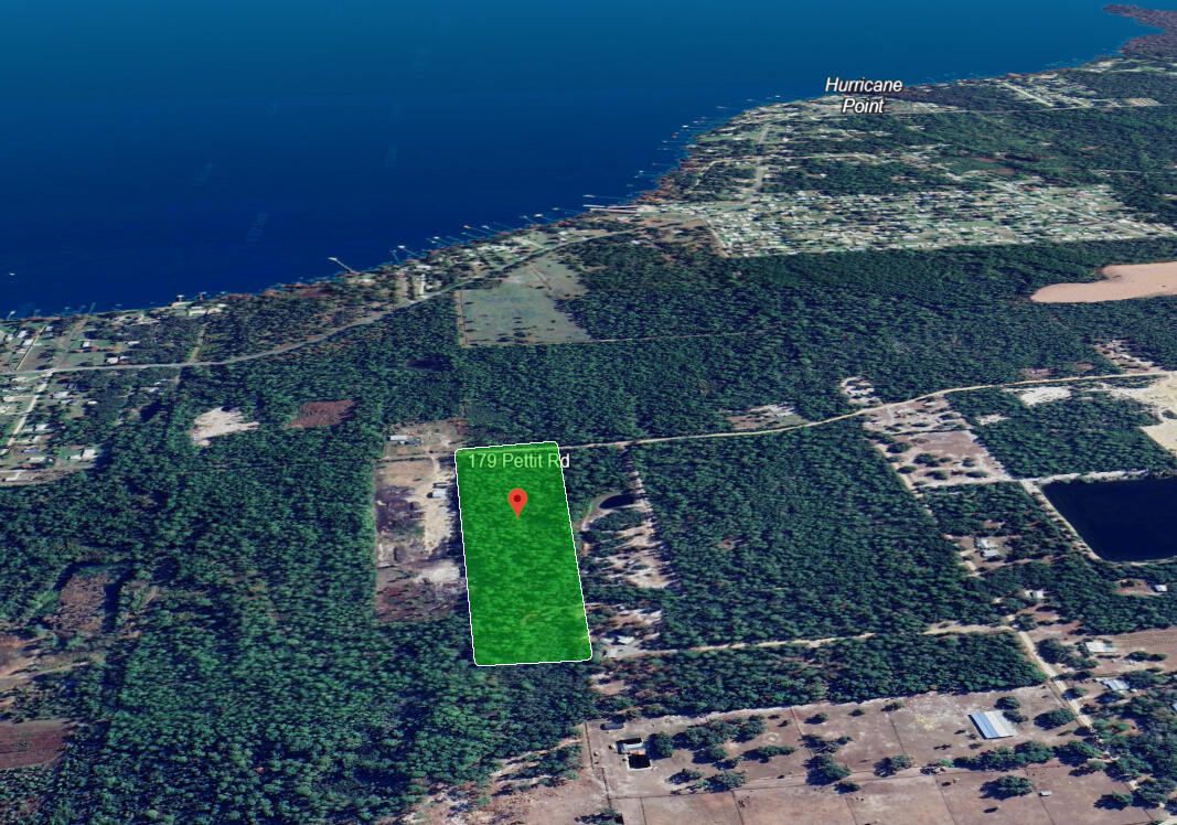 a view of a back yard