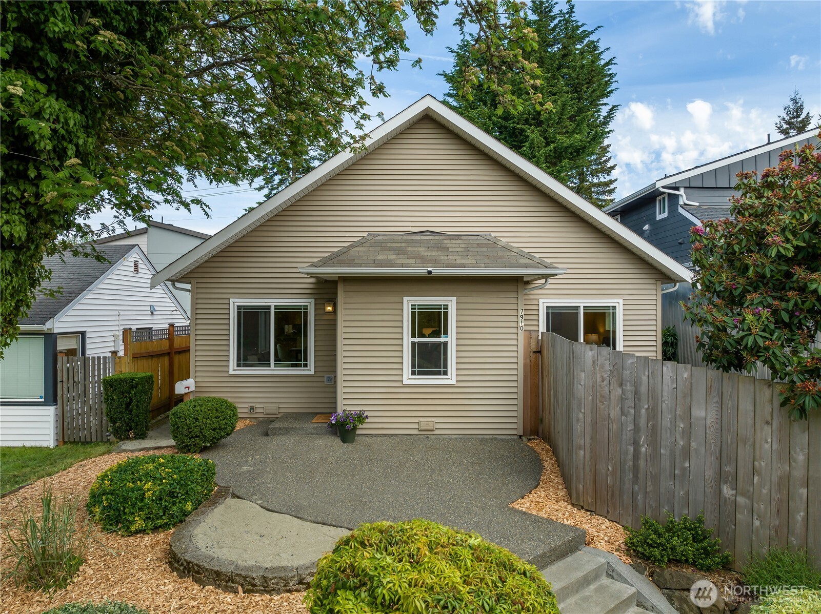 7910 20th Avenue Southwest Seattle, WA 98106 - Photo 2 of 39