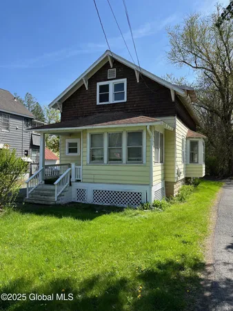 $1,950 | 54 Main Avenue, North Greenbush, NY 12198