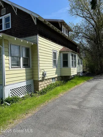 $1,950 | 54 Main Avenue, North Greenbush, NY 12198