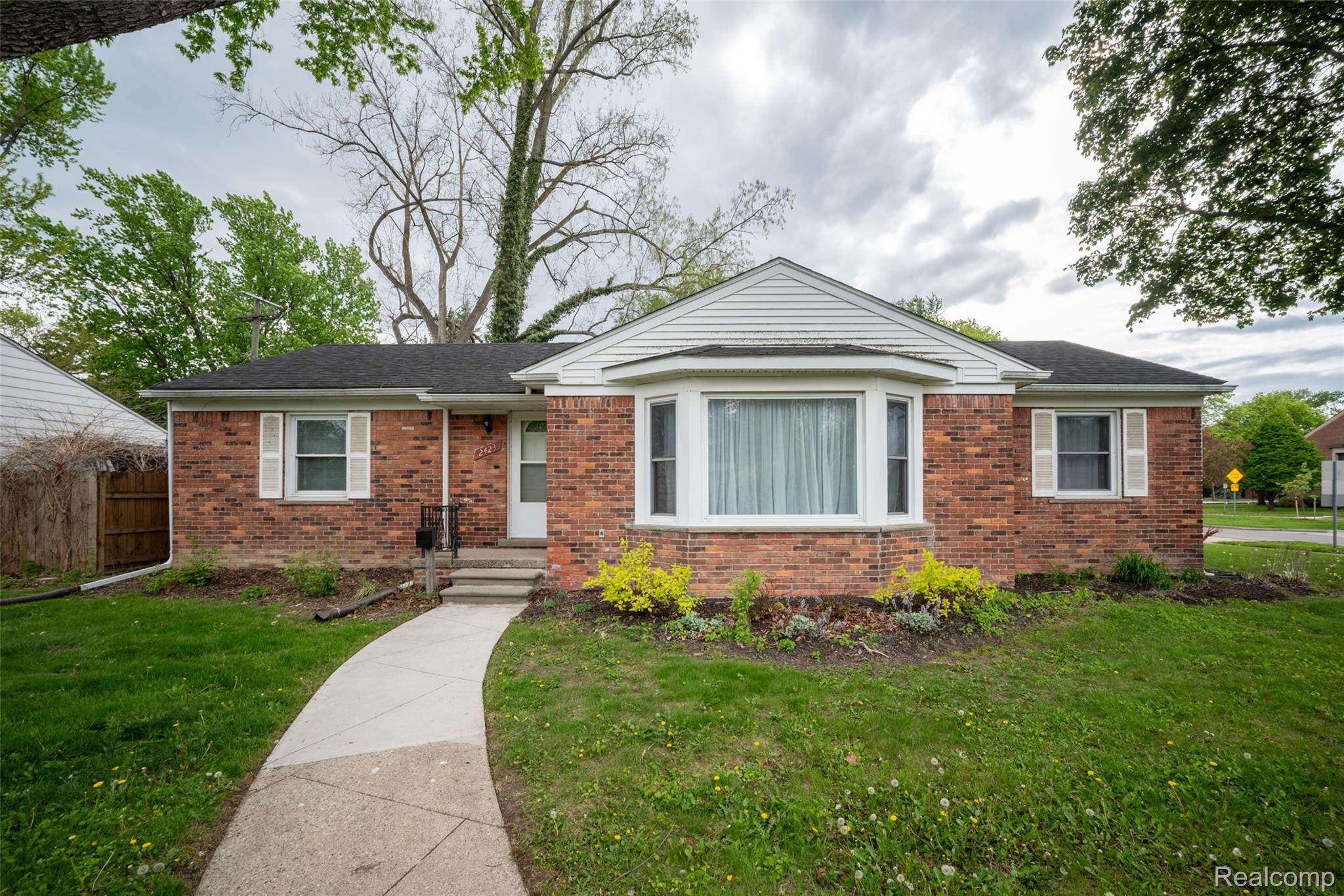 2423 Crooks Road Royal Oak, MI 48073 - Photo 4 of 36 1.jpg